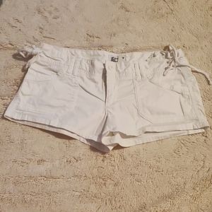 NWOT - AE White Shorts - Sz: 6